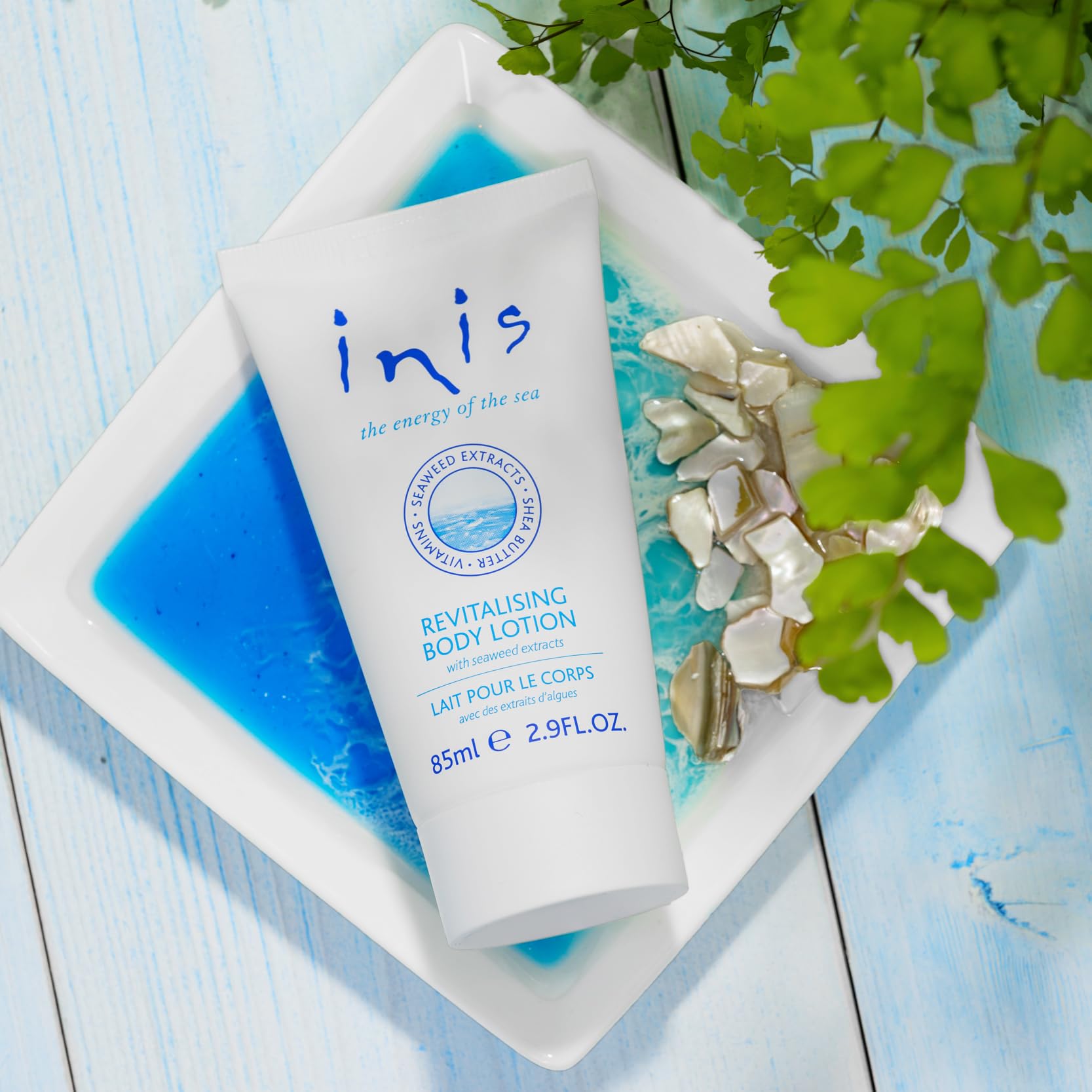 Inis loción revitalizante, fragancia marina, aroma fresco para empezar el día.