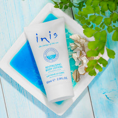 Inis loción revitalizante, fragancia marina, aroma fresco para empezar el día.