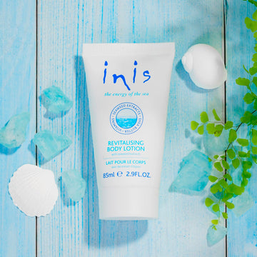 Inis loción revitalizante, textura ligera, hidratación suave al instante.