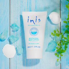 Inis loción revitalizante, textura ligera, hidratación suave al instante.