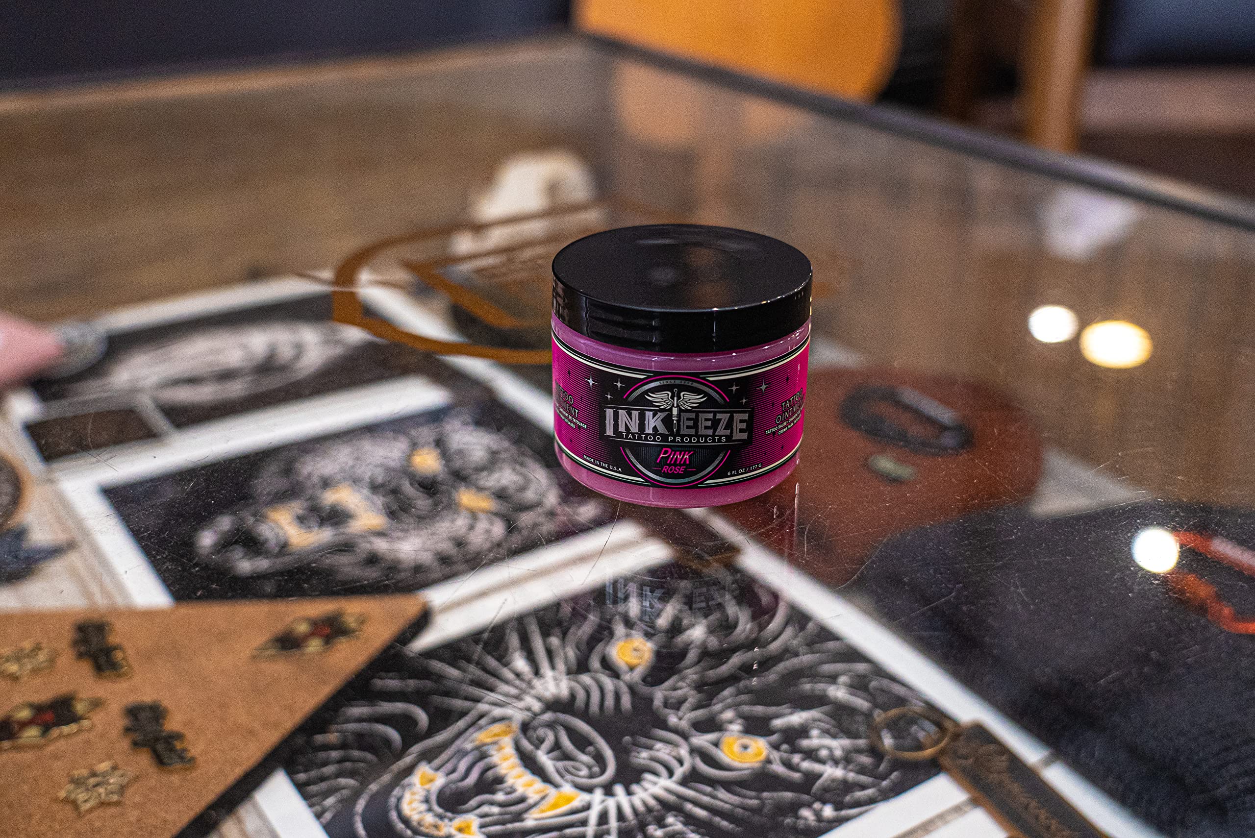 Aplicación de INK-EEZE para artistas durante el proceso de tatuaje