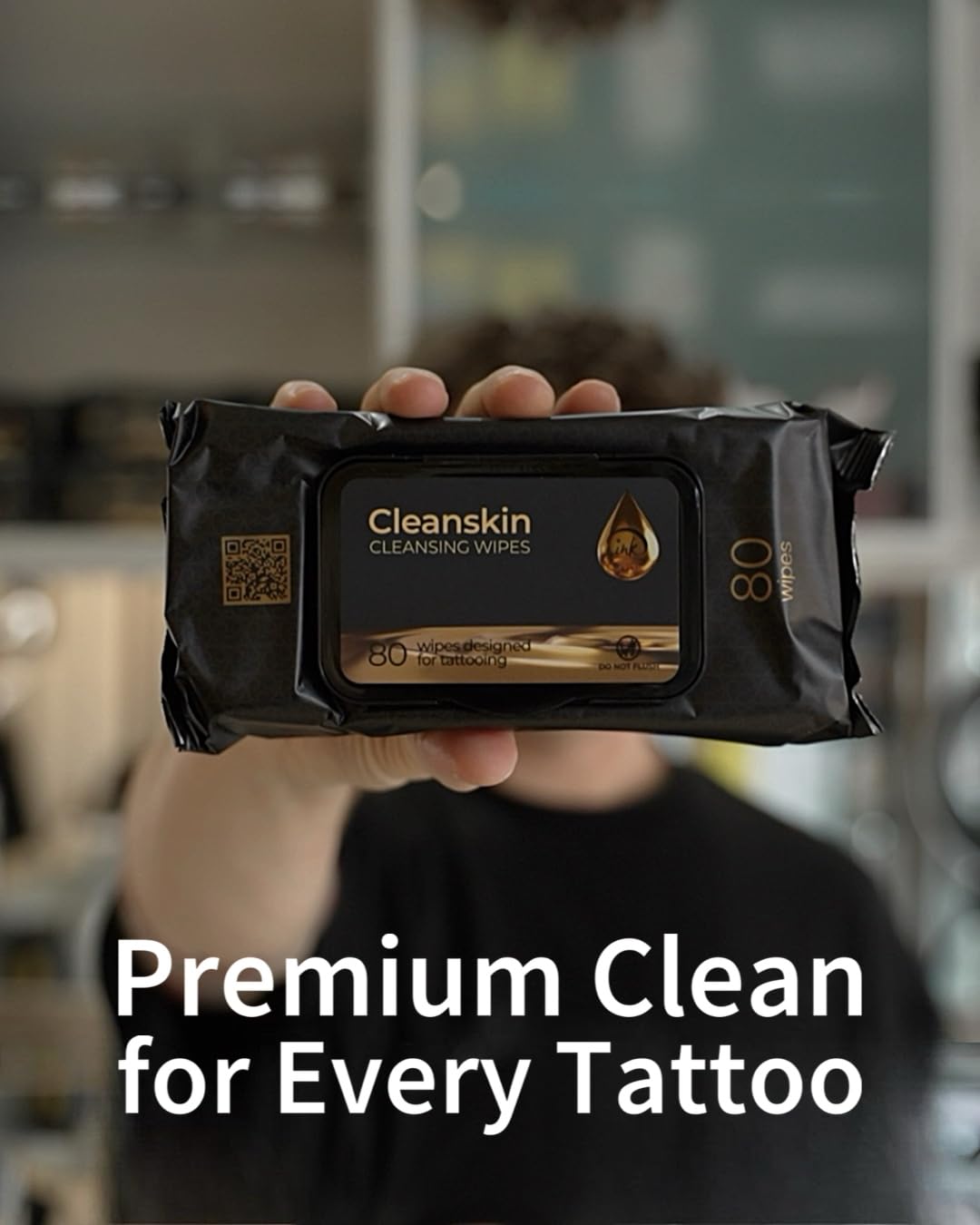 Scène de tatouage utilisant CleanSkin pour préparer la peau sans interrompre le flux.