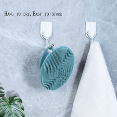 Innerneed manija ergonómica facilita el manejo durante la limpieza facial.