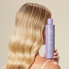 INNERSENSE Clarity Hairbath: botella visible y neutraliza tonos amarillos