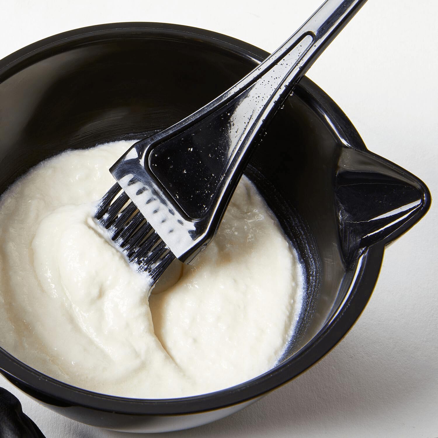 Ion Bright White Crème éclaircissante convient à tous types de cheveux.