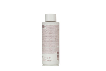 Primer plano de la textura cremosa del champú IRALTONE para cabello saludable.