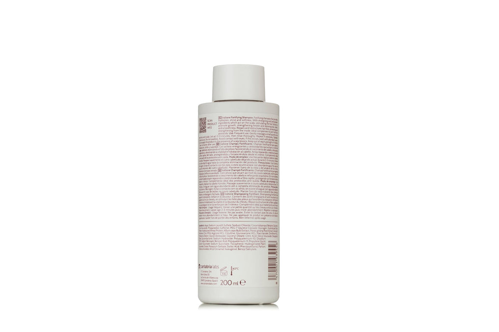 Primer plano de la textura cremosa del champú IRALTONE para cabello saludable.