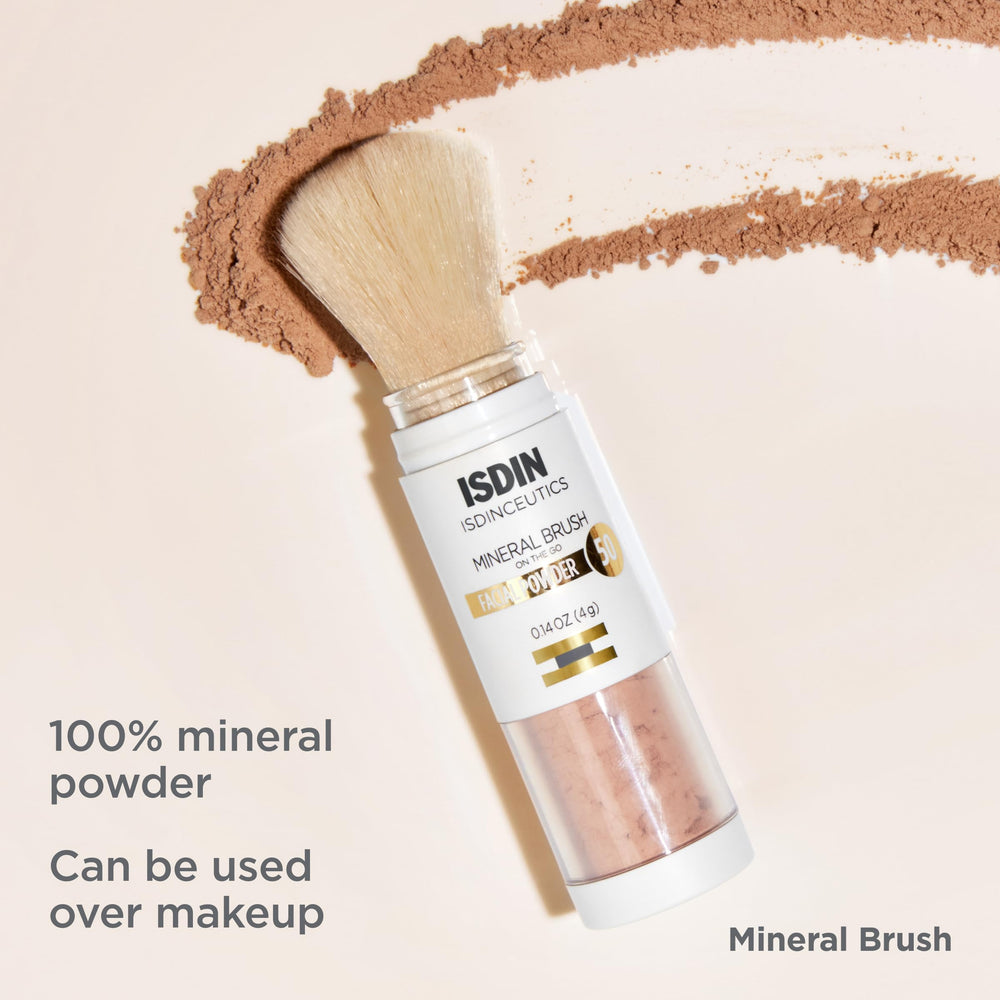 ISDIN Mineral Brush Powder empuja la cubierta transparente para iniciar el flujo