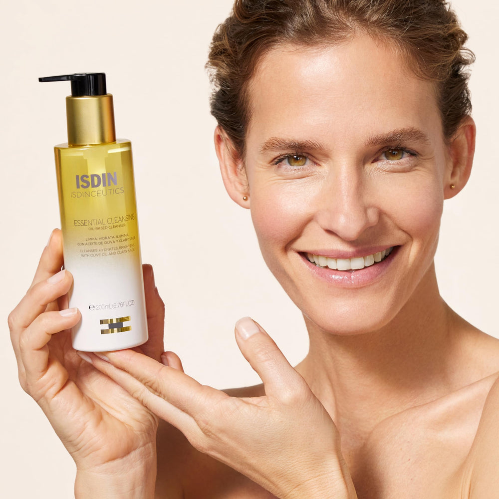 Isdinceutics Esencial aceite-desmaquillante, textura aceite a leche para una limpieza profunda.