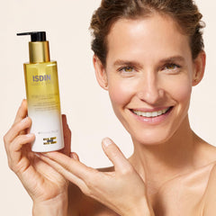 Isdinceutics Esencial aceite-desmaquillante, textura aceite a leche para una limpieza profunda.