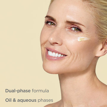 Texture soyeuse du sérum ISDIN Isdinceutics Retinal Advanced prête à hydrater.