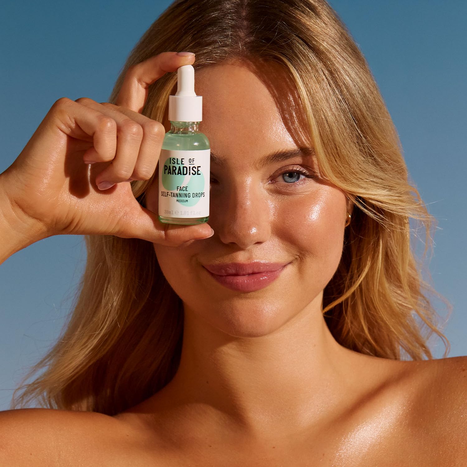 Isle of Paradise textura ligera se mezcla con crema hidratante para resultados naturales.