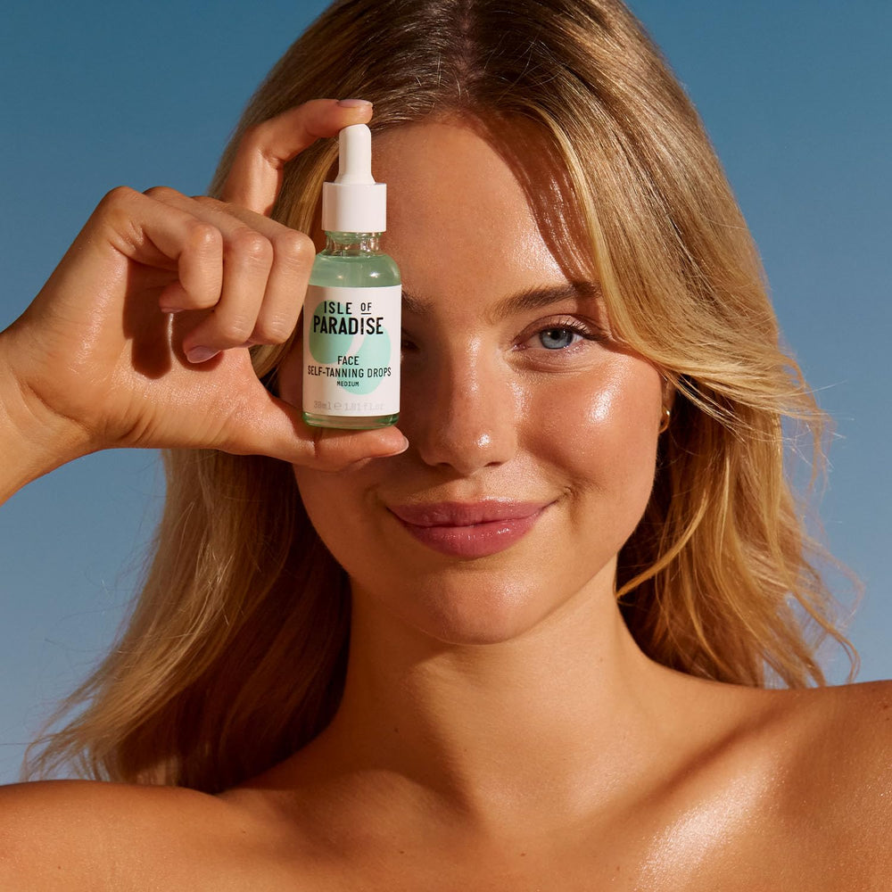Isle of Paradise textura ligera se mezcla con crema hidratante para resultados naturales.