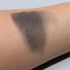 IS'MINE acabado mate en sombra negra para looks duraderos.
