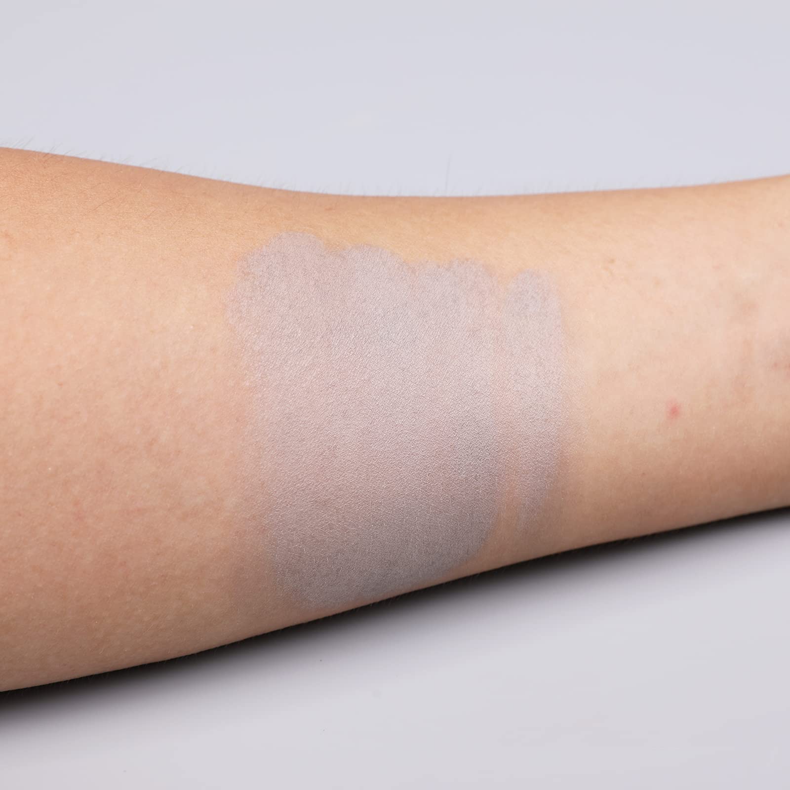 IS'MINE Sombra mate gris con textura suave para difuminar.