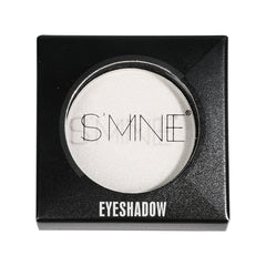 IS'MINE sombra de ojos blanco perlado facilita aplicación suave y uniforme para maquillajes limpios.