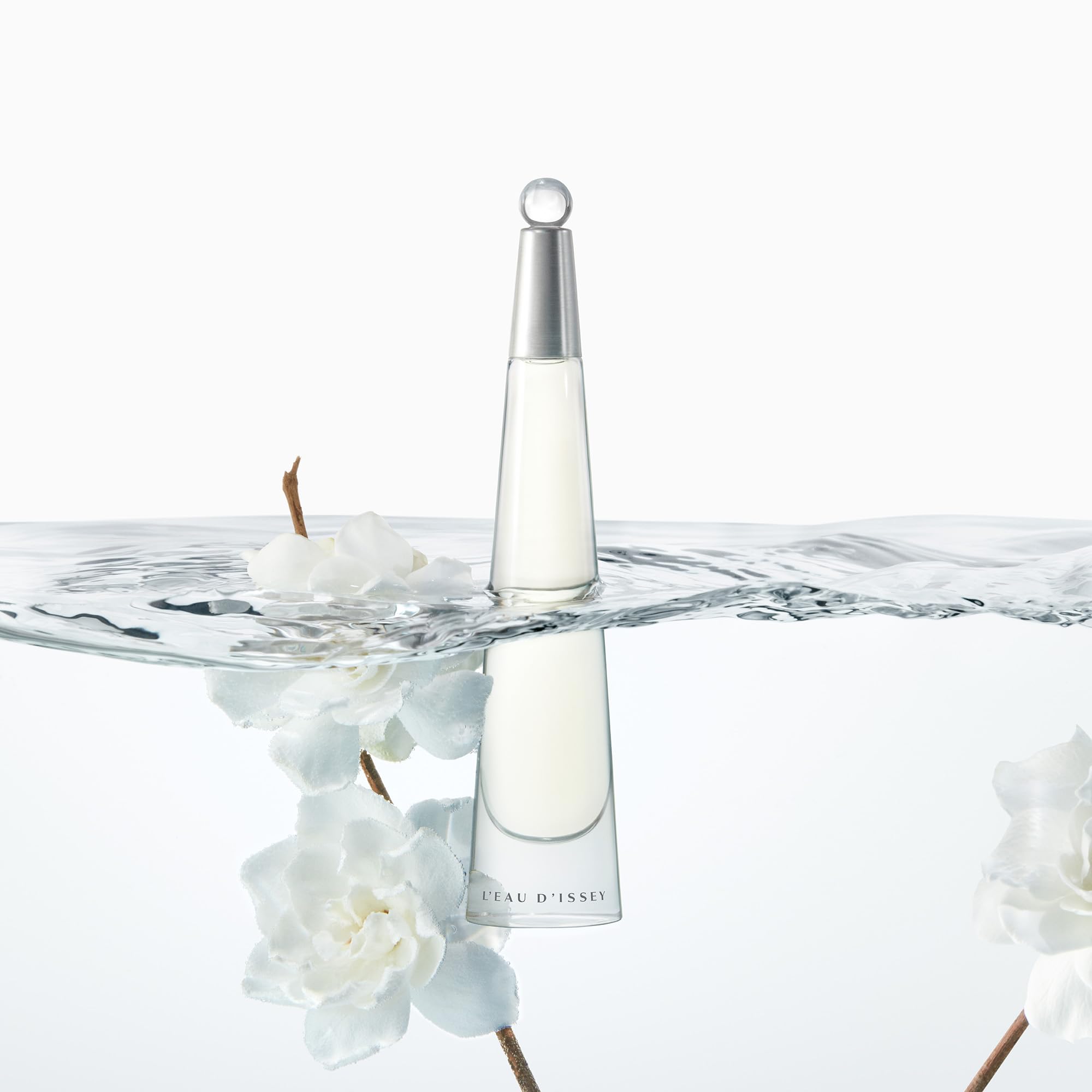 Issey Miyake L\'Eau d\'Issey, frasco minimalista que encaja en cualquier tocador.