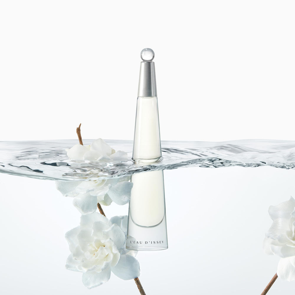 Issey Miyake L\'Eau d\'Issey, frasco minimalista que encaja en cualquier tocador.