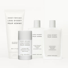 Issey Miyake L'Eau d'Issey Pour Homme, sandalo ofrece fondo terroso y elegante.