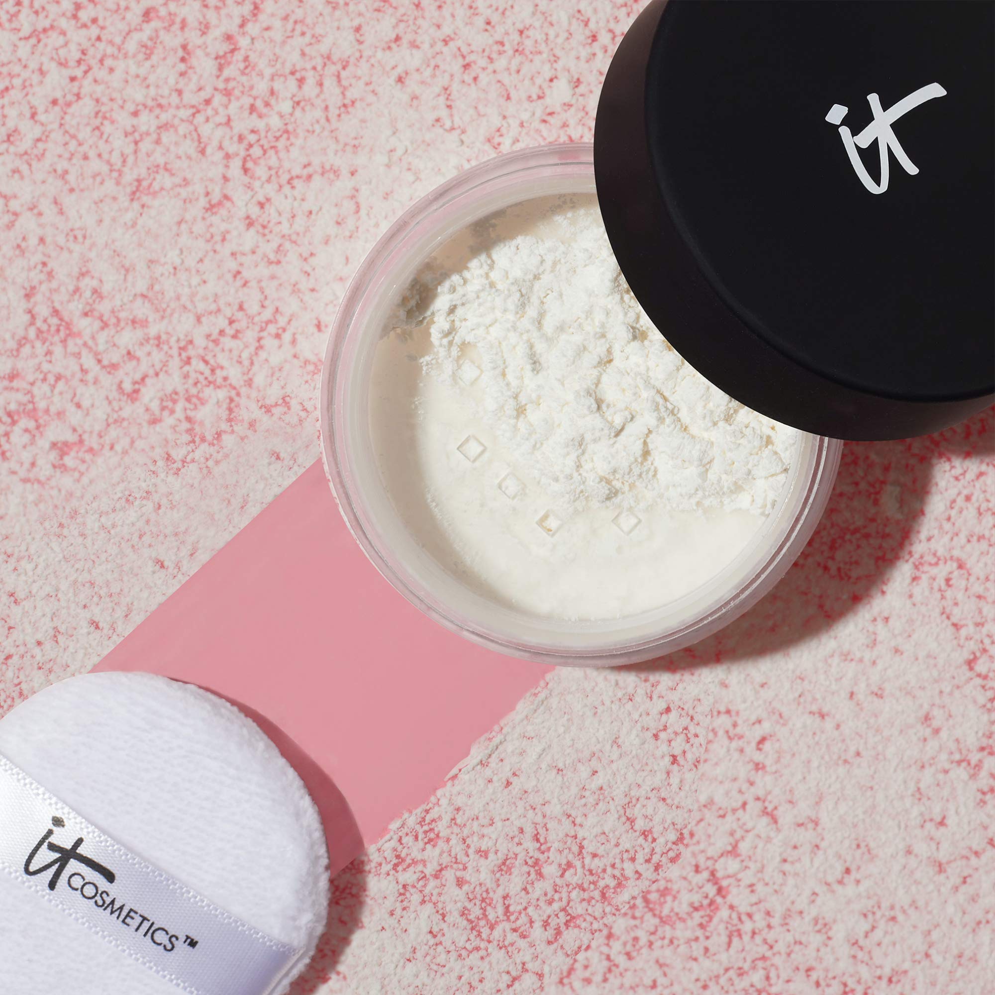 Uso del polvo Bye Bye Pores sobre maquillaje para fijar y controlar brillos