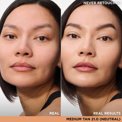 Aplicación cremosa del corrector IT Cosmetics para cobertura precisa.