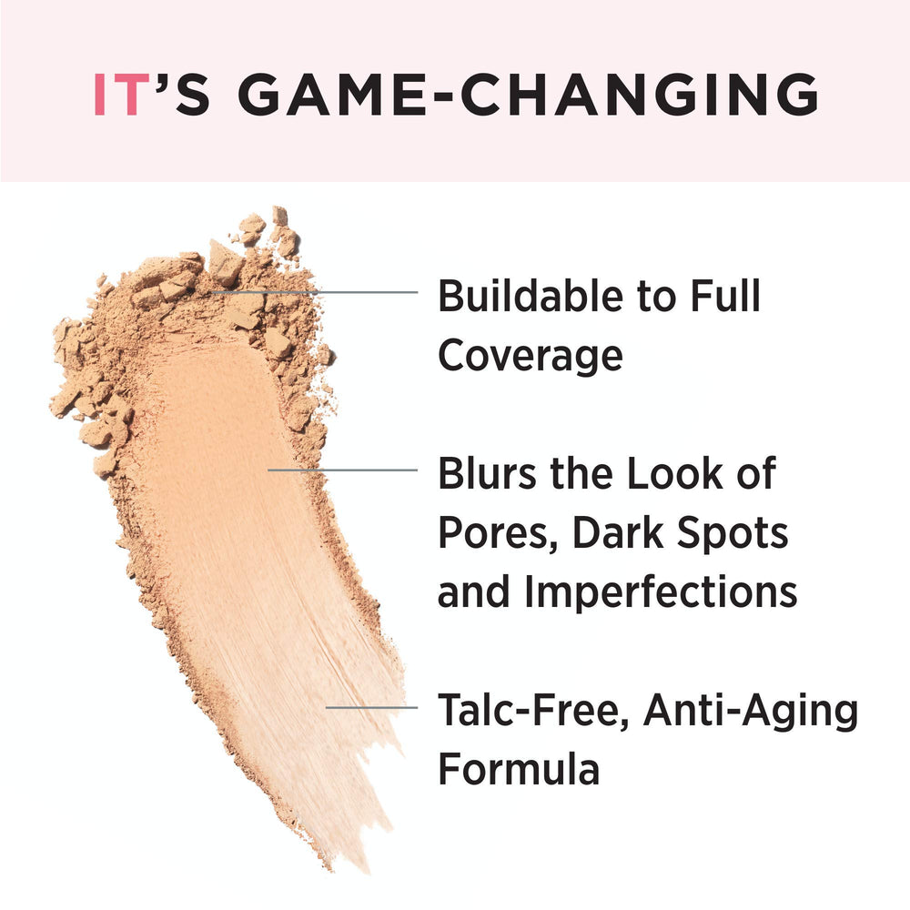 IT Cosmetics CC+ Airbrush Perfecting Powder application au pinceau pour un teint soyeux.
