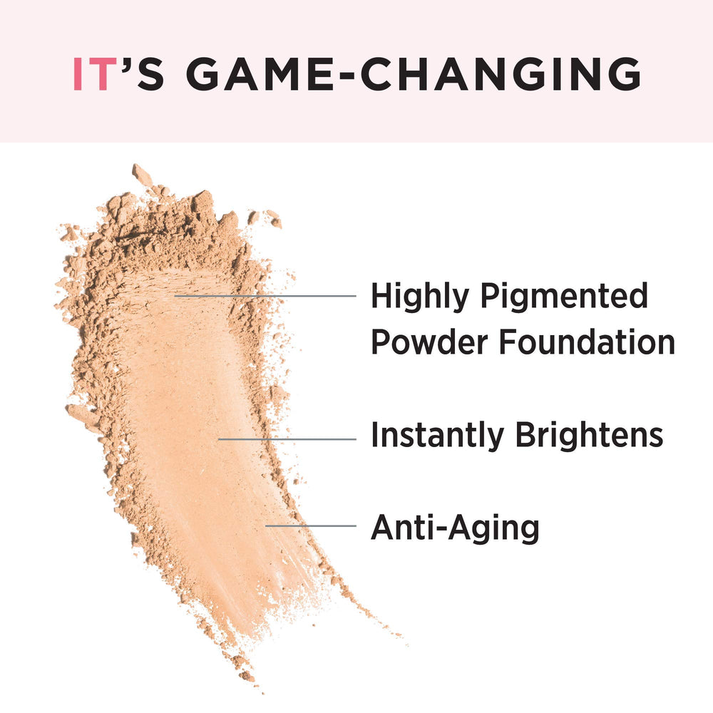 IT Cosmetics Celebration Foundation Illumination muestra aplicación suave con brocha para acabado uniforme