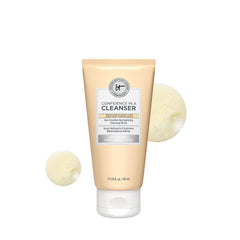 It Cosmetics Confidence in a Cleanser, botella en primer plano para limpieza suave e hidratante