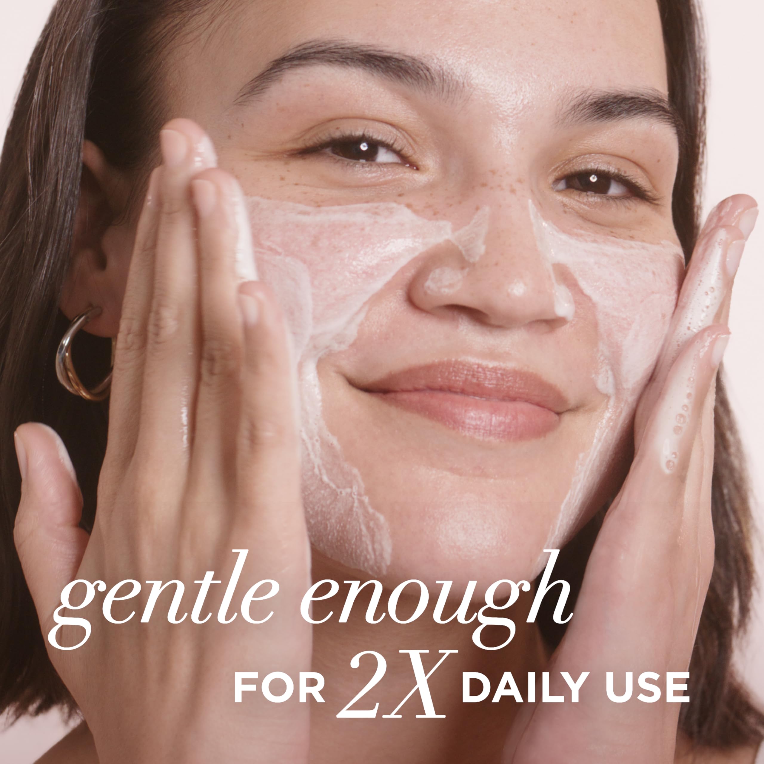 IT Cosmetics Confidence in a Cleanser: envase con ácido hialurónico aporta hidratación.