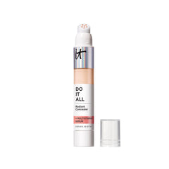 IT Cosmetics Do It All Radiant Concealer avec un embout doux pour une application précise.