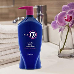 Cheveux brillants après rinçage grâce au conditionneur Miracle quotidien.