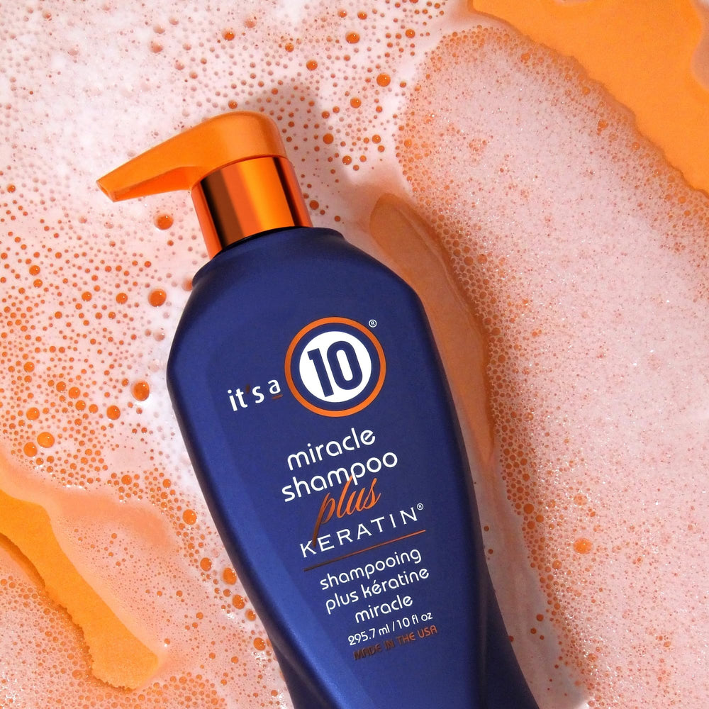 Espuma rica del Miracle Shampoo con Keratina para limpieza suave y eficaz.