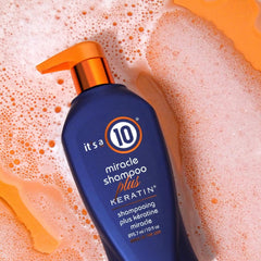 Espuma rica del Miracle Shampoo con Keratina para limpieza suave y eficaz.