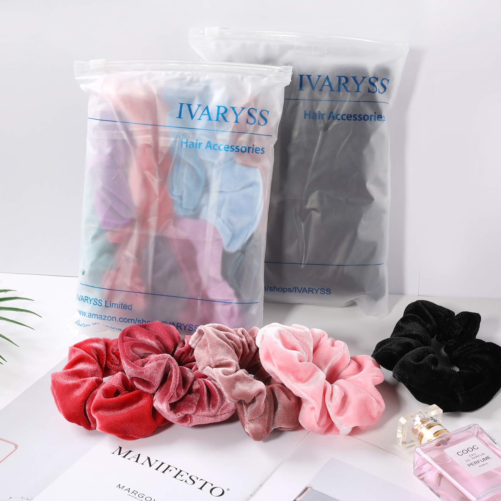 IVARYSS acabado suave en terciopelo negro para peinados elegantes.