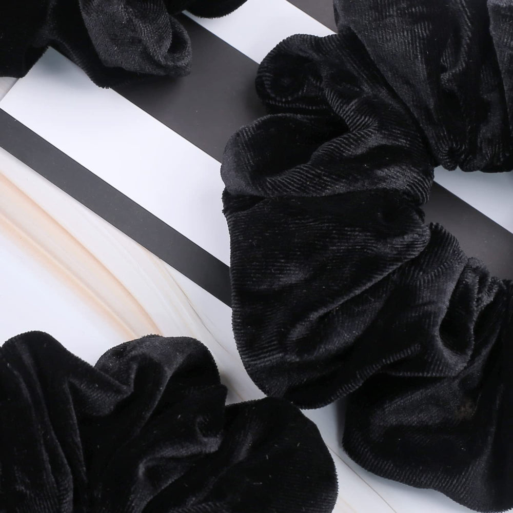 IVARYSS detalle de terciopelo negro, acabado lujoso para looks diarios.