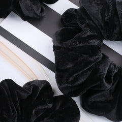 IVARYSS detalle de terciopelo negro, acabado lujoso para looks diarios.