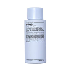 J Beverly Hills Addbody champú azul, botella visible, aporta volumen suave