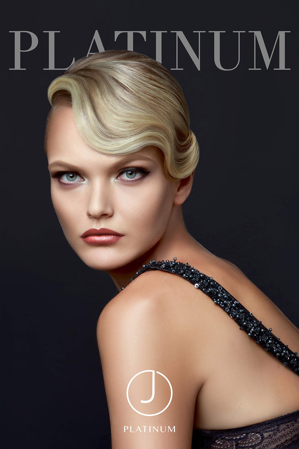 J Beverly Hills Platinum utiliza coco y semilla de uva para fortalecer.