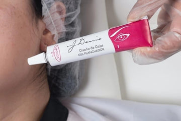Gel fijación J. Denis ofrece fijación duradera para cejas