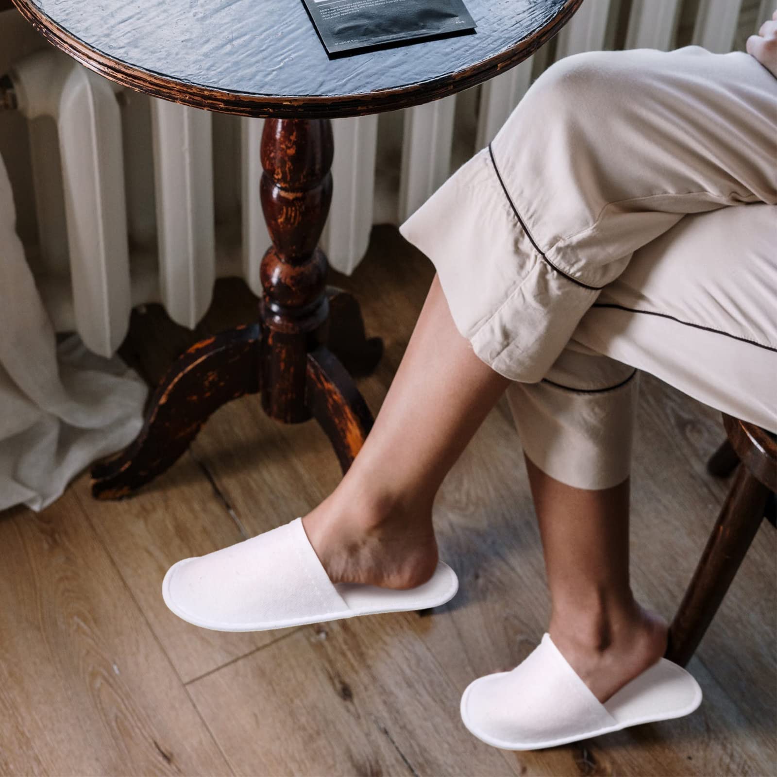Idéal pour spa, hôtels et événements, chaussons JaGely pour invités.
