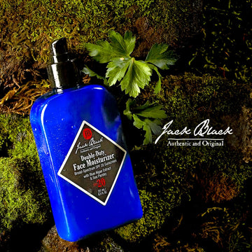 Perejil marino de Jack Black aporta vitaminas para la piel.