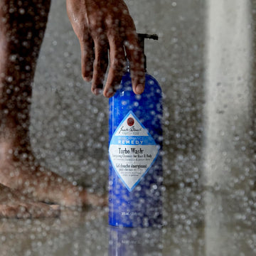 Jack Black Turbo Wash: textura cremosa que aporta confort al lavado.