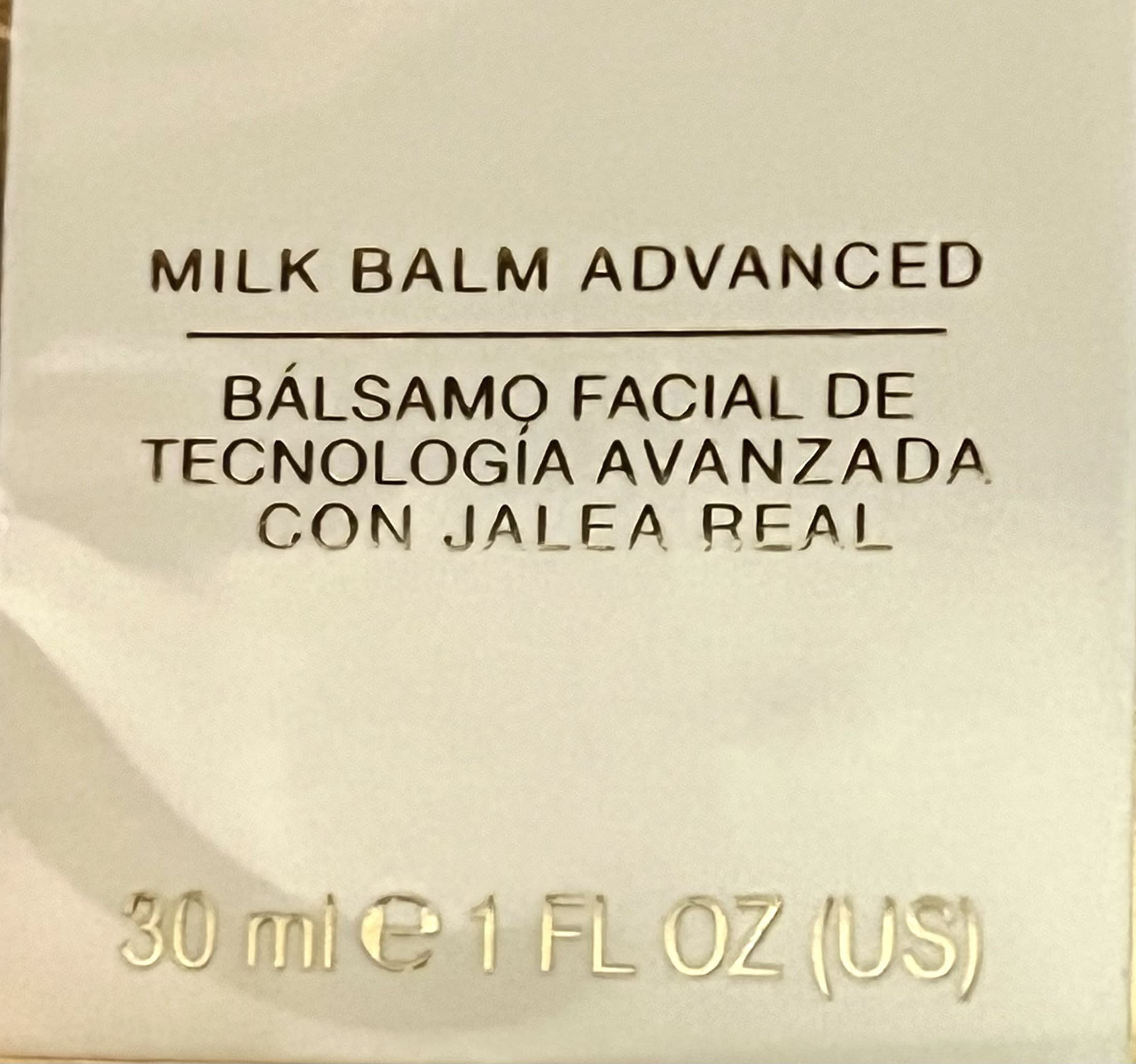 Ritual de cuidado diario con bálsamo de jalea real para piel suave.