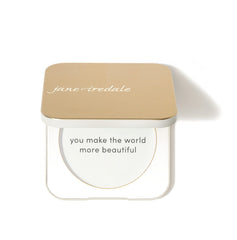 Jane Iredale Gold Compact ouvert avec miroir interieur, prêt pour retouches en déplacement.