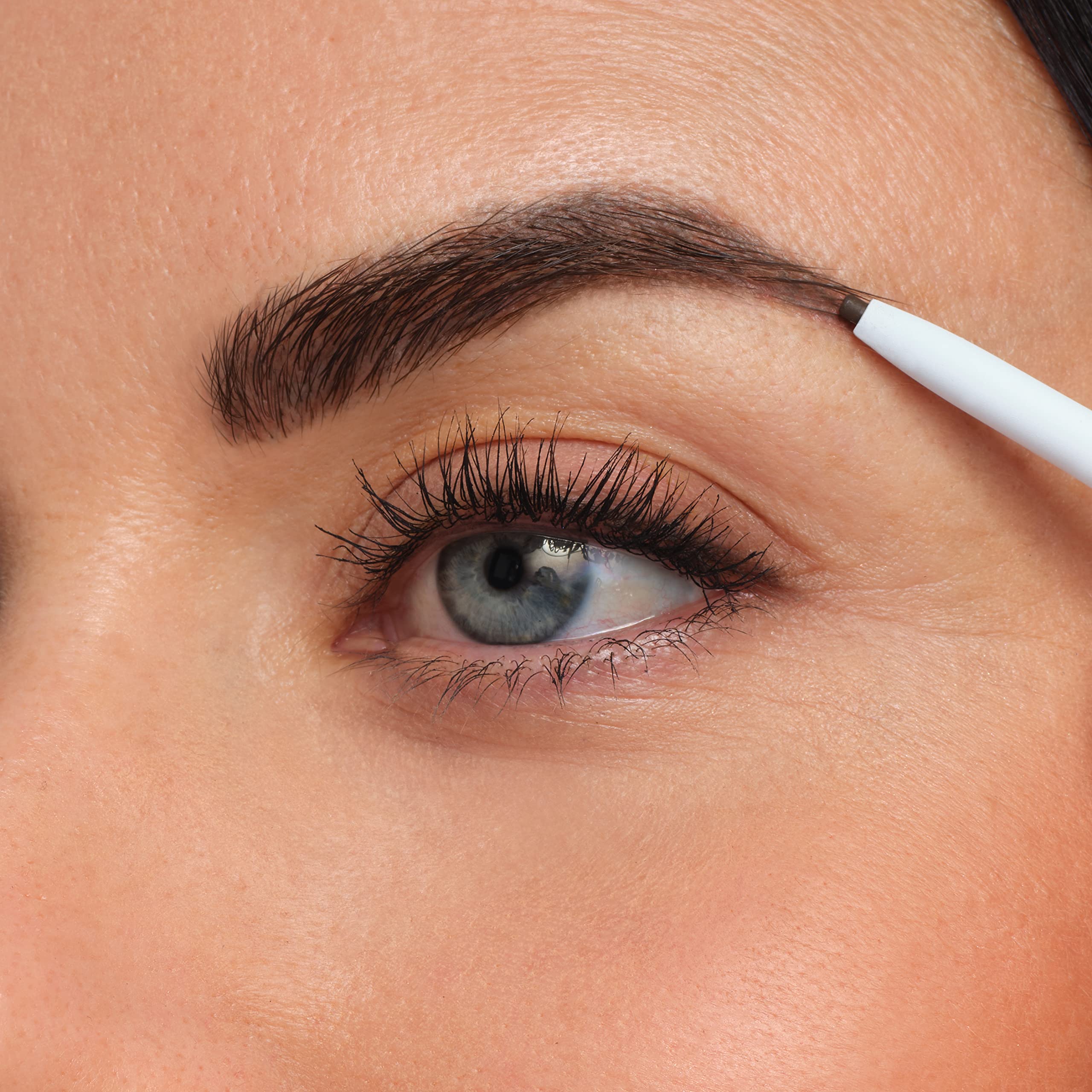 Formule PureBrow longue tenue résistante à l’eau pour rester en place.