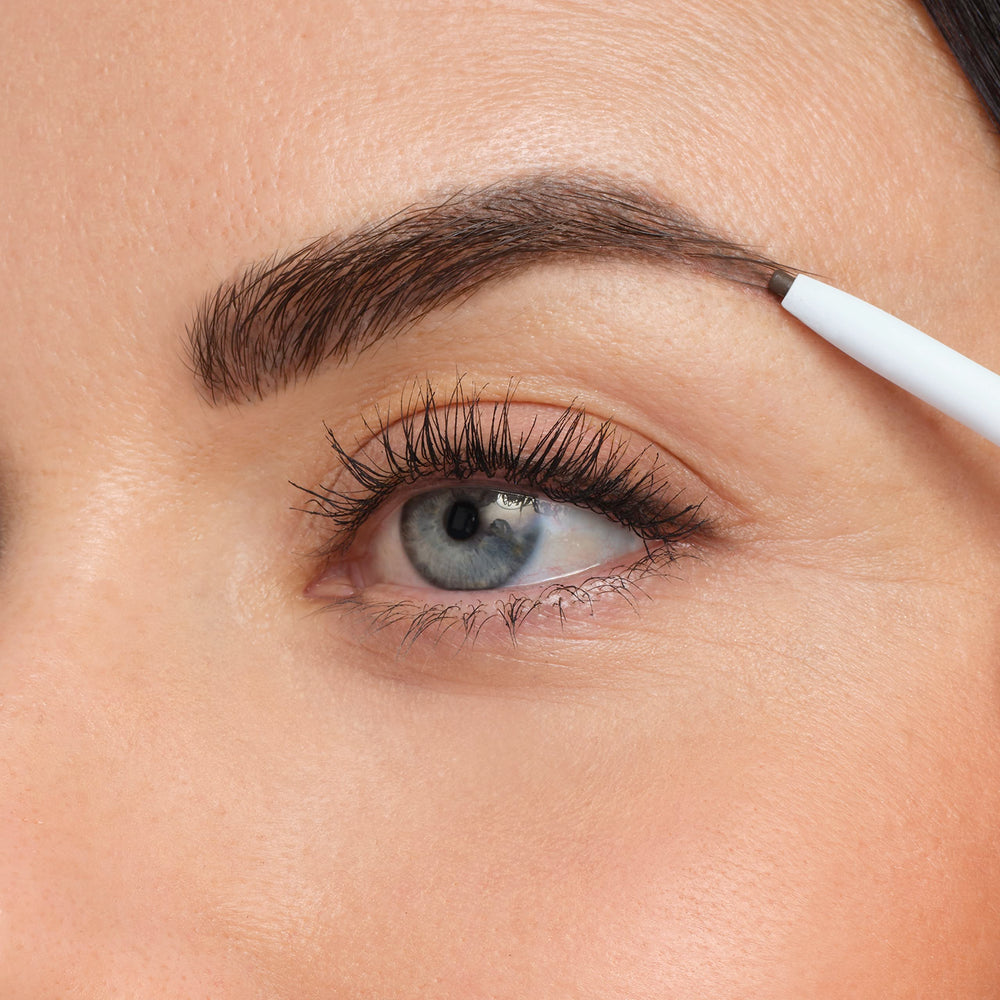 Formule PureBrow longue tenue résistante à l’eau pour rester en place.