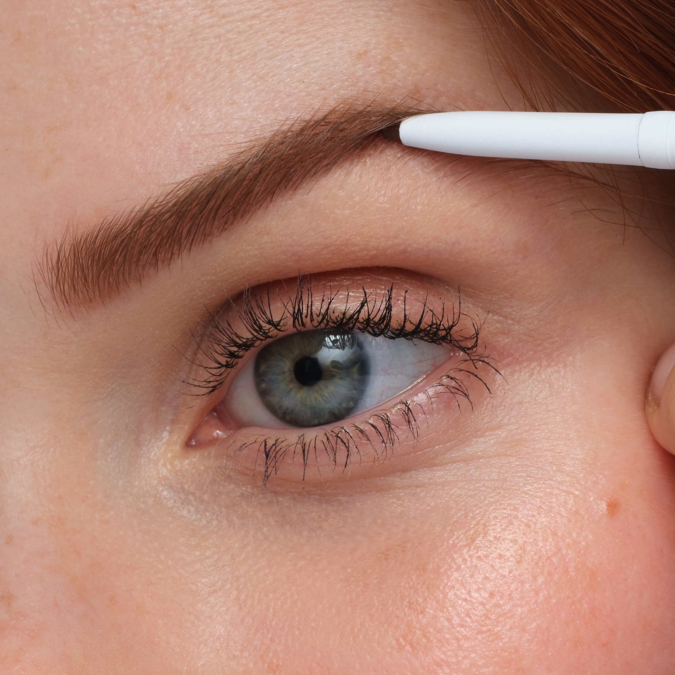 Crayon rétractable PureBrow sans taille, pratique au quotidien.
