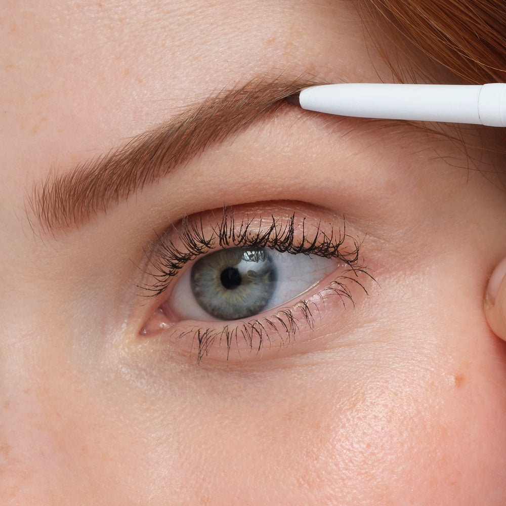 Crayon rétractable PureBrow sans taille, pratique au quotidien.