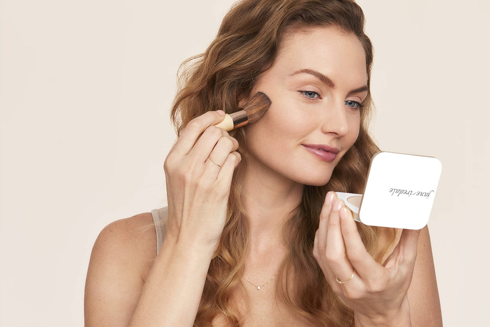 Protección SPF 20 con Jane Iredale PurePressed Base para rostro protegido.