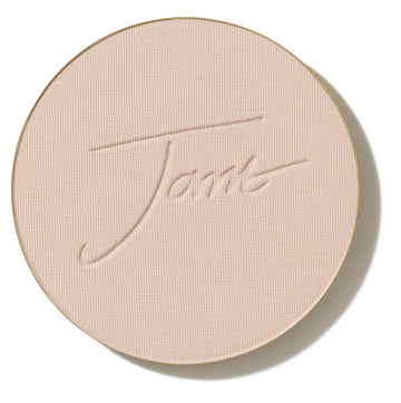 Jane Iredale PurePressed Base relleno tono beige claro para acabado suave.